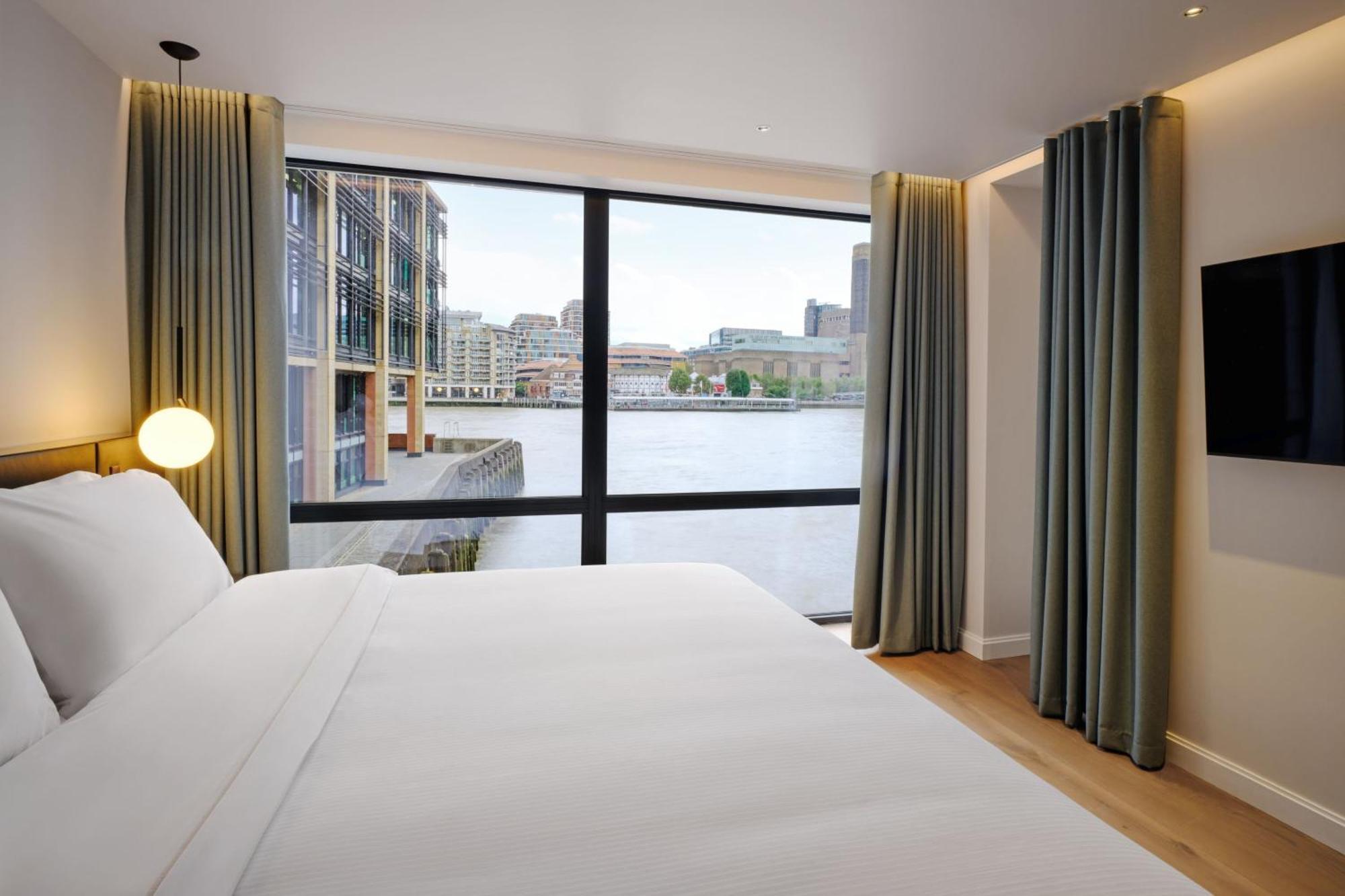 The Westin London City Exterior photo A bedroom at the London Bridge Hotel