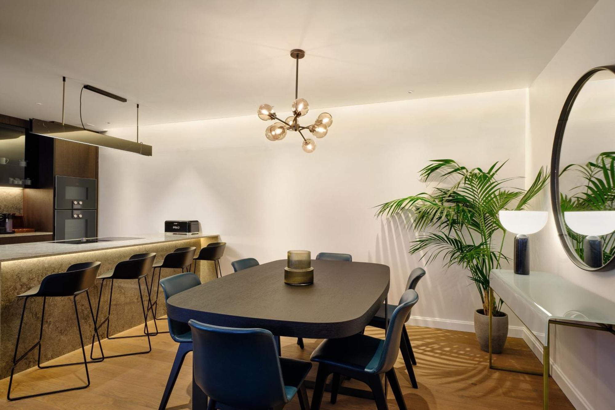 The Westin London City Exterior photo A dining room in a London apartment